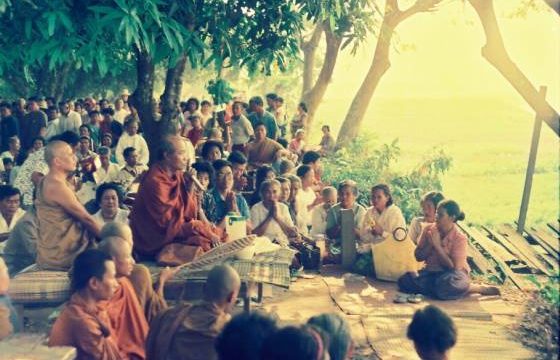 พระภิกษุเสด็จลงมาจากภูเขา